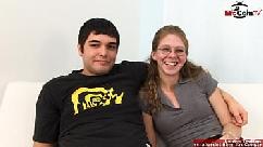 Esposa magrinha com óculos fode uma bbc na frente do corno